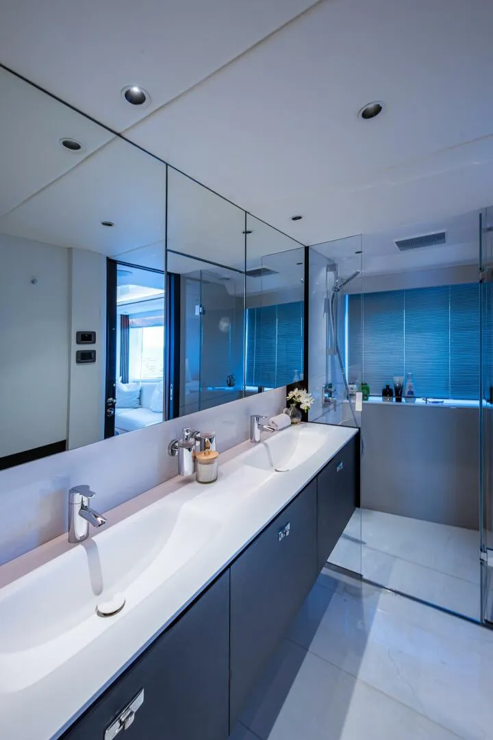 Slide: The Image of Princess Y95 On Deck Master Stateroom-Private Head - 5424196