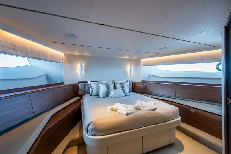 Slide: The Image of Princess Y95 Lower - Forward Stern VIP Stateroom - 5424164