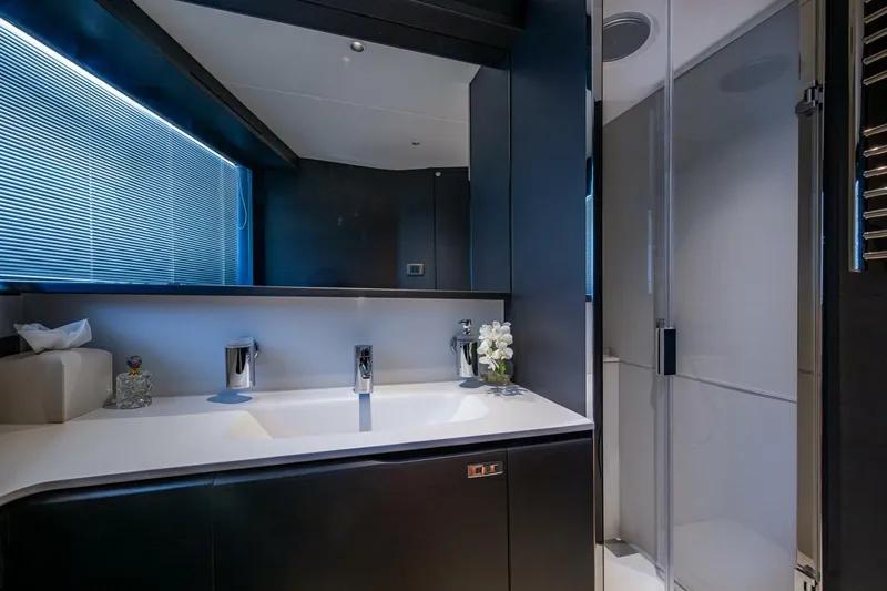 Slide: The Image of Princess Y95 Lower - Forward Stern VIP Stateroom-En Suite - 5424166