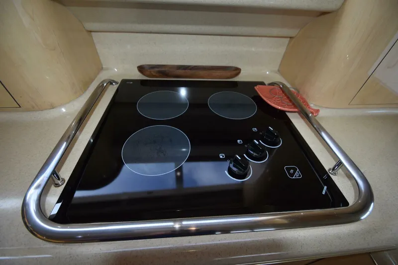 Slide: The Image of 2000 Sea Ray 480 Sedan Bridge Power 9850225 983774536 0 240620250705 32 - 5423728