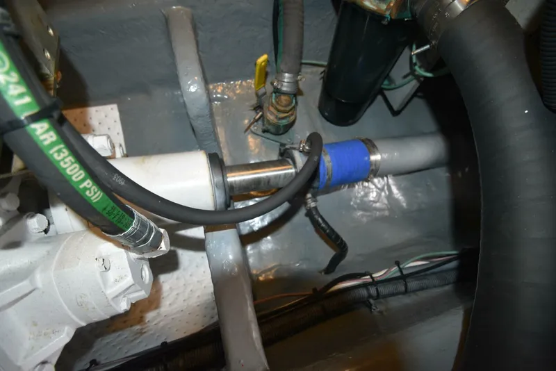 Slide: The Image of 2000 Sea Ray 480 Sedan Bridge Power 9850225 983774575 0 240620250708 70 - 5423689