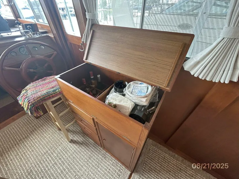 Slide: The Image of 36' Grand Banks salon bar2 - 5428325