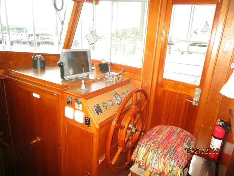 Slide: The Image of 36' Grand Bank lower helm2 - 5428303
