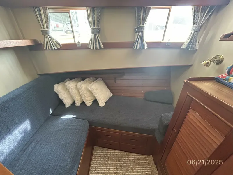 Slide: The Image of 36' Grand Banks guest stateroom - 5428297