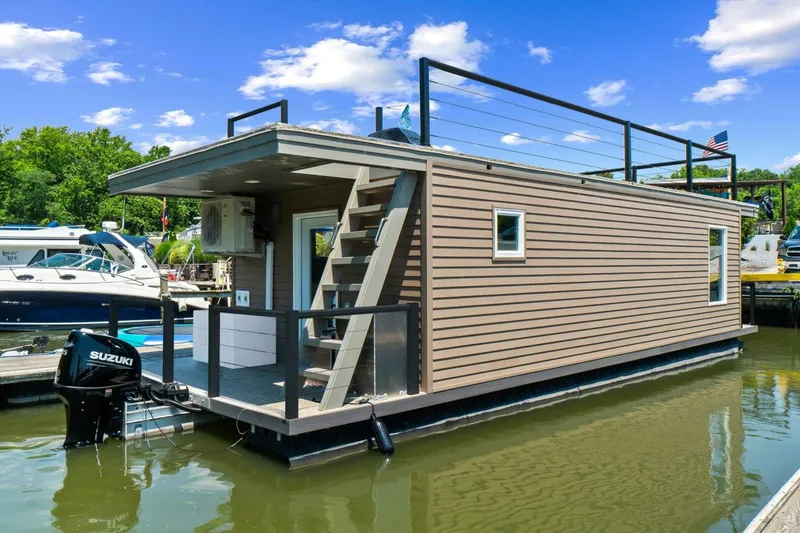 Slide: The Image of Custom Hank's 40 Houseboat 2025 - 5433262