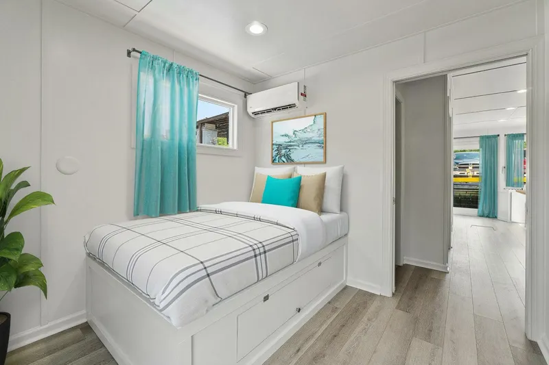 Slide: The Image of Custom Hank's 40 Houseboat 2025 - 5433255