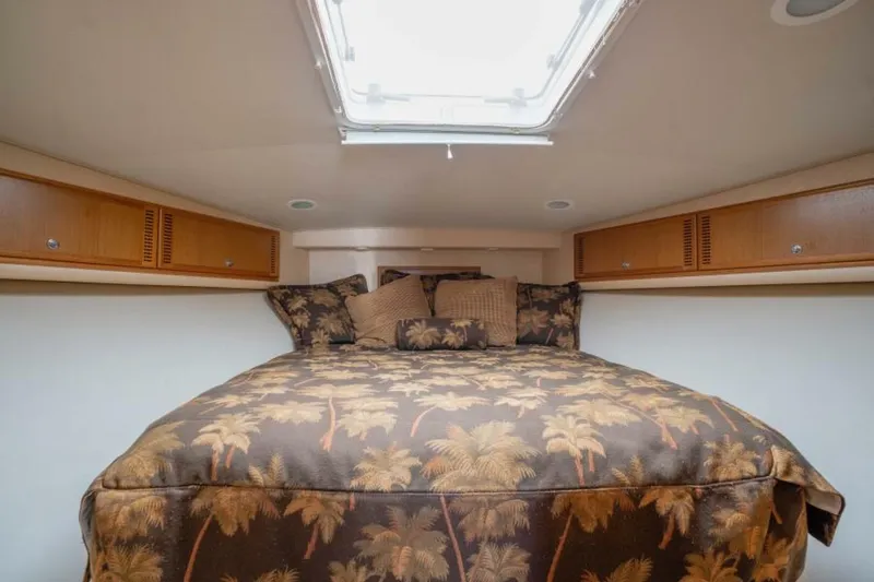 Slide: The Image of 2008 Cabo 40 Express - TOMAHAWK Stateroom - 5434589