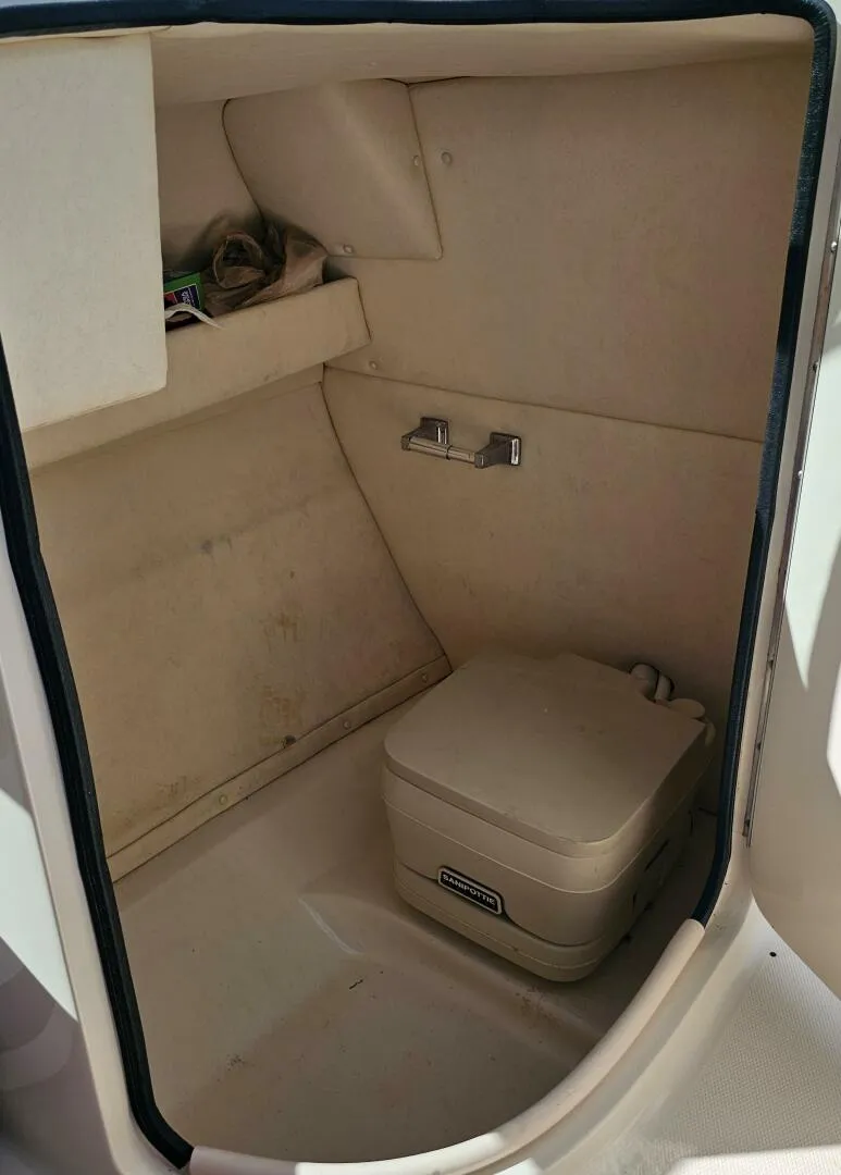 Slide: The Image of Sea Ray 220 Sun Deck 2005 - 5439237