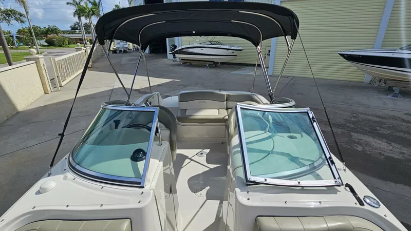 Slide: The Image of Sea Ray 220 Sun Deck 2005 - 5439225