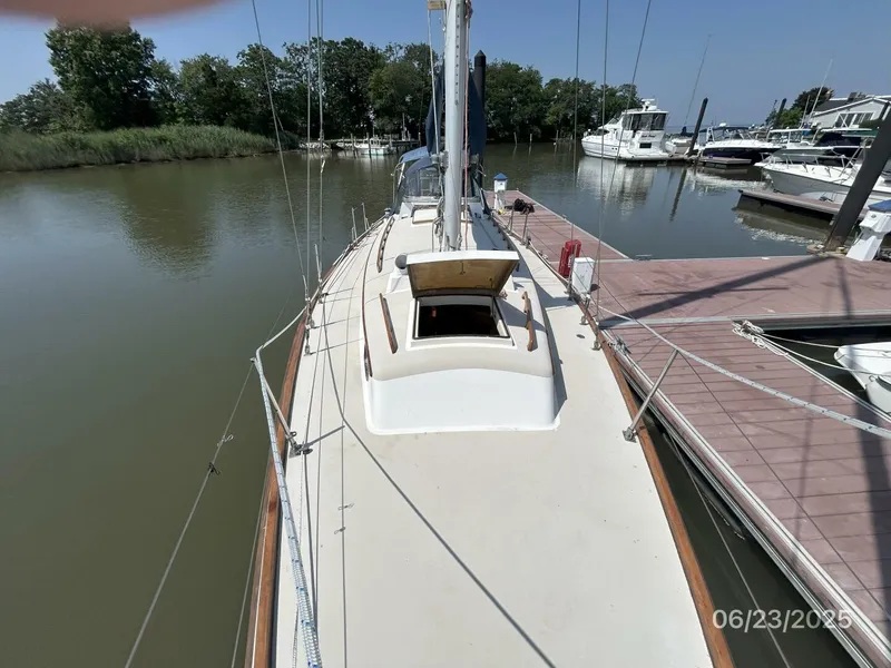 Slide: The Image of 40' Bristol foredeck aft - 5437105