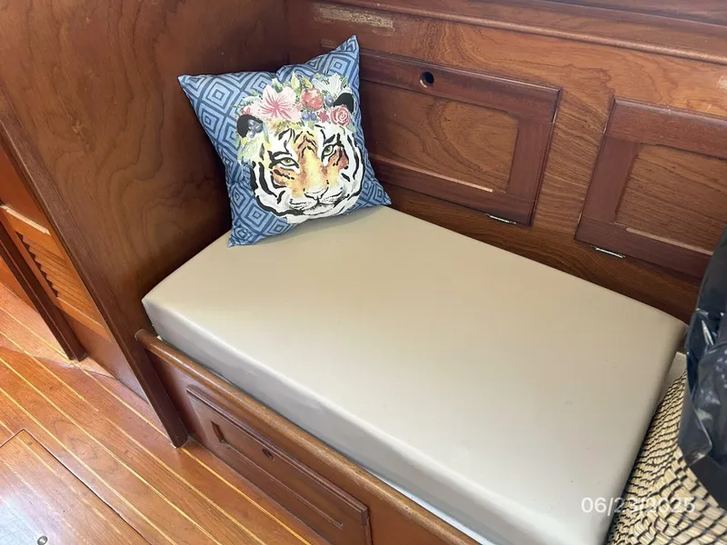 Slide: The Image of 40' Bristol salon starboard seating - 5437130