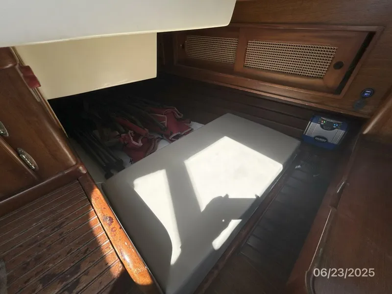 Slide: The Image of 40' Bristol quarter berth - 5437128