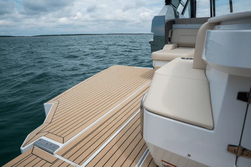 Slide: The Image of Cruisers Yachts 50GLS OB 2026 - 5585930