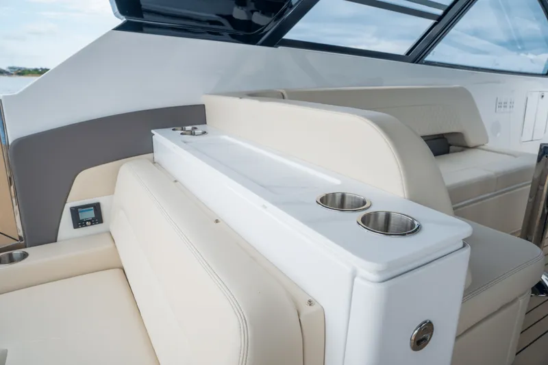 Slide: The Image of Cruisers Yachts 50GLS OB 2026 - 5585939