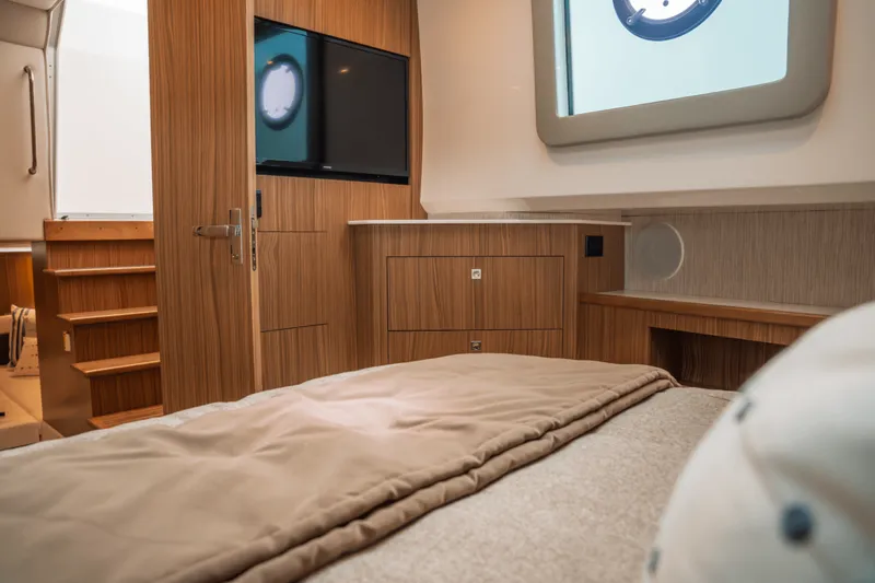 Slide: The Image of Cruisers Yachts 50GLS OB 2026 - 5585946