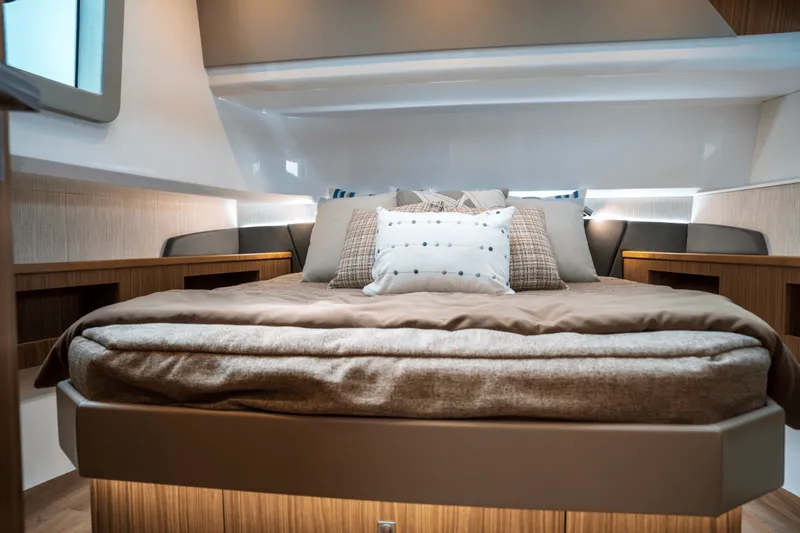 Slide: The Image of Cruisers Yachts 50GLS OB 2026 - 5585948