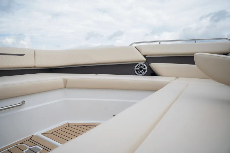 Slide: The Image of Cruisers Yachts 50GLS OB 2026 - 5585966