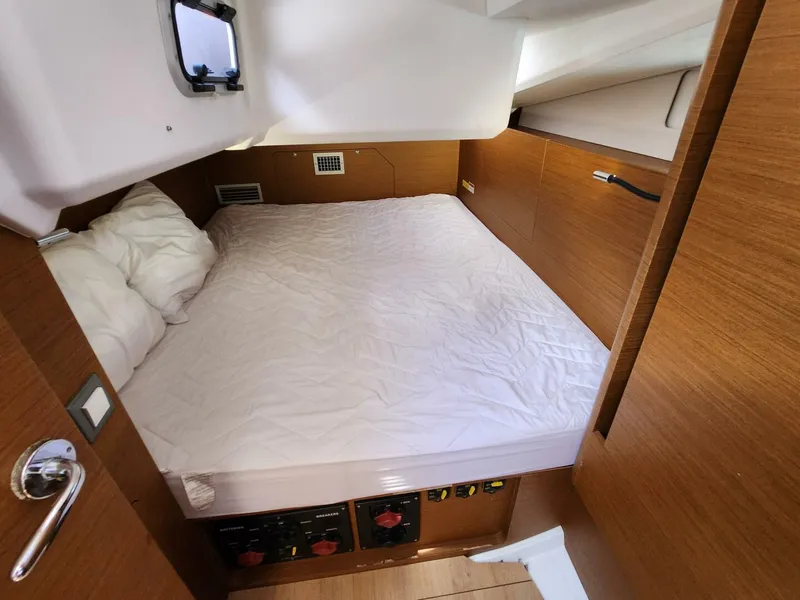 Slide: The Image of Port Aft Cabin 2023 Jeanneau Sun Odyssey 440 - Offshore High - 5438767