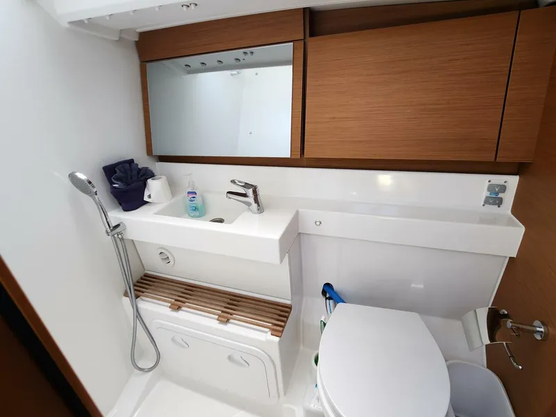 Slide: The Image of Aft Head 2023 Jeanneau Sun Odyssey 440 - Offshore High - 5438775