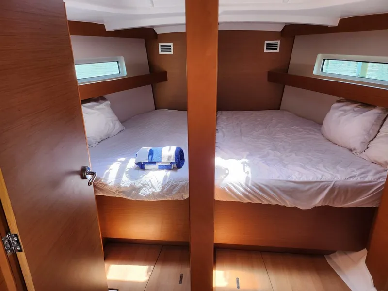 Slide: The Image of Forward Cabins 2023 Jeanneau Sun Odyssey 440 - Offshore High - 5438777