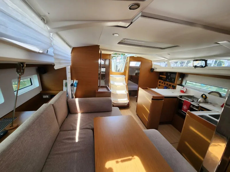Slide: The Image of Dinette 2023 Jeanneau Sun Odyssey 440 - Offshore High - 5438763