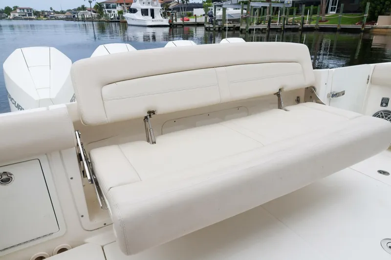 Slide: The Image of Boston Whaler 380 Realm 2022 - 5439072