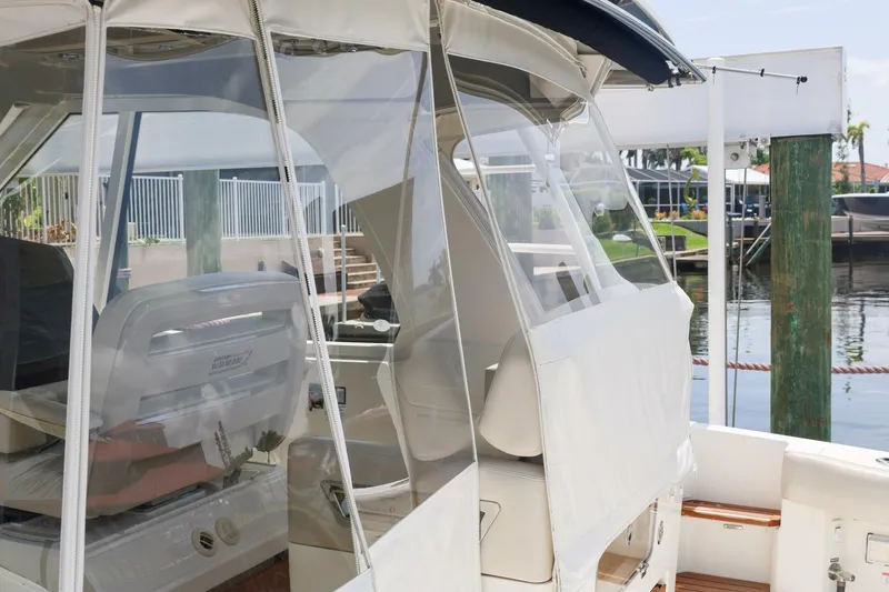 Slide: The Image of Boston Whaler 380 Realm 2022 - 5439075