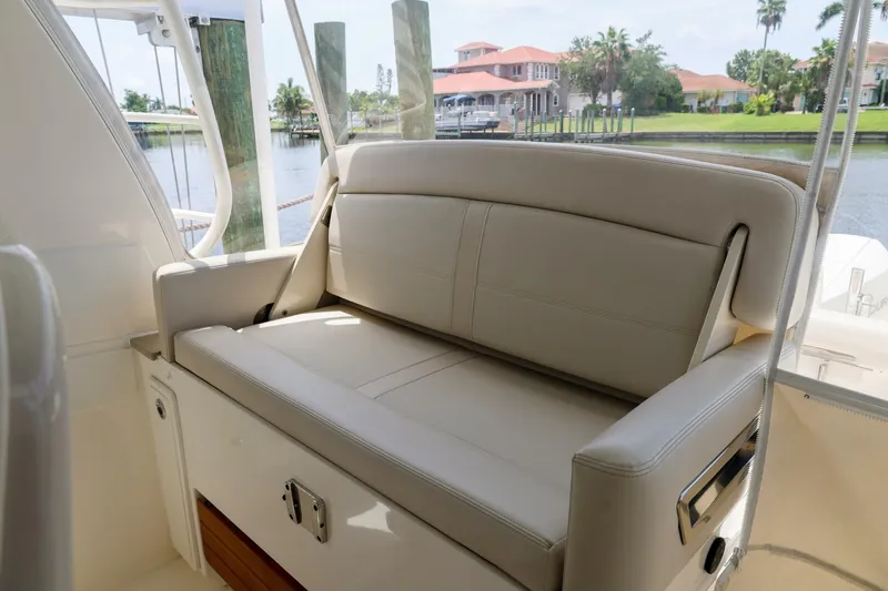 Slide: The Image of Boston Whaler 380 Realm 2022 - 5439076