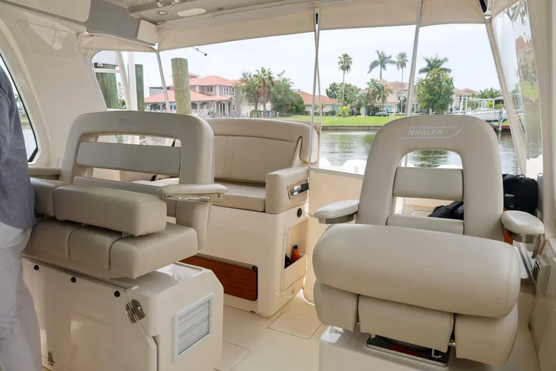 Slide: The Image of Boston Whaler 380 Realm 2022 - 5439077