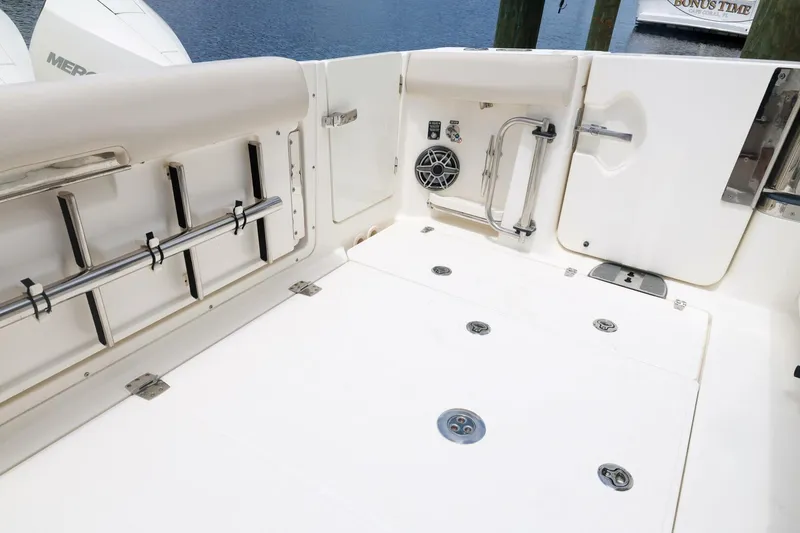 Slide: The Image of Boston Whaler 380 Realm 2022 - 5439078