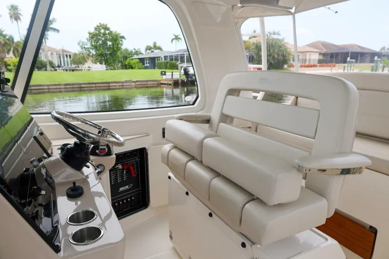 Slide: The Image of Boston Whaler 380 Realm 2022 - 5439080