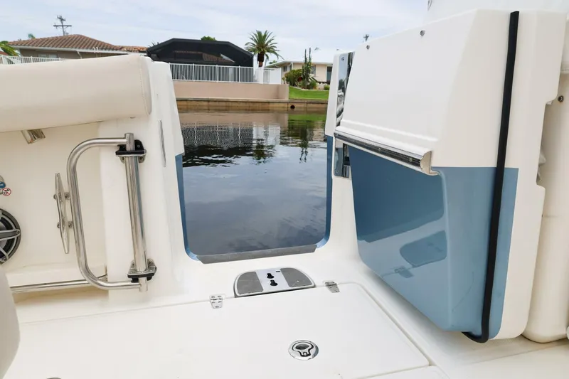 Slide: The Image of Boston Whaler 380 Realm 2022 - 5439083