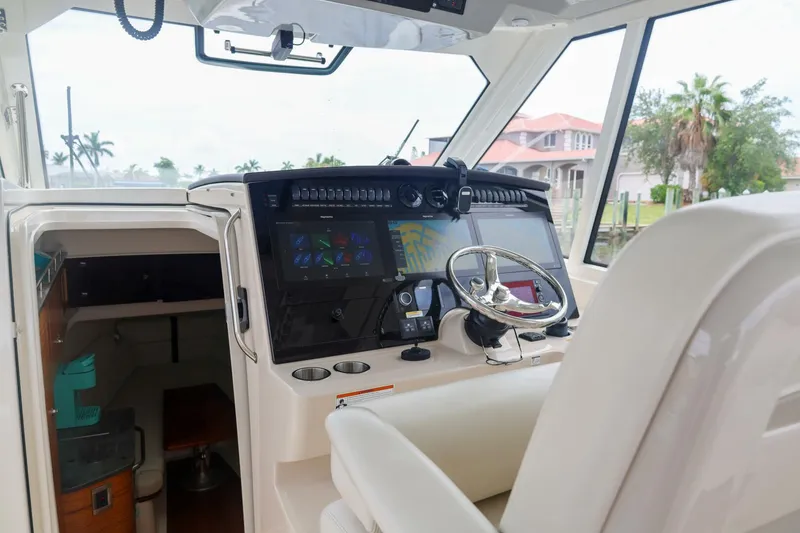 Slide: The Image of Boston Whaler 380 Realm 2022 - 5439086