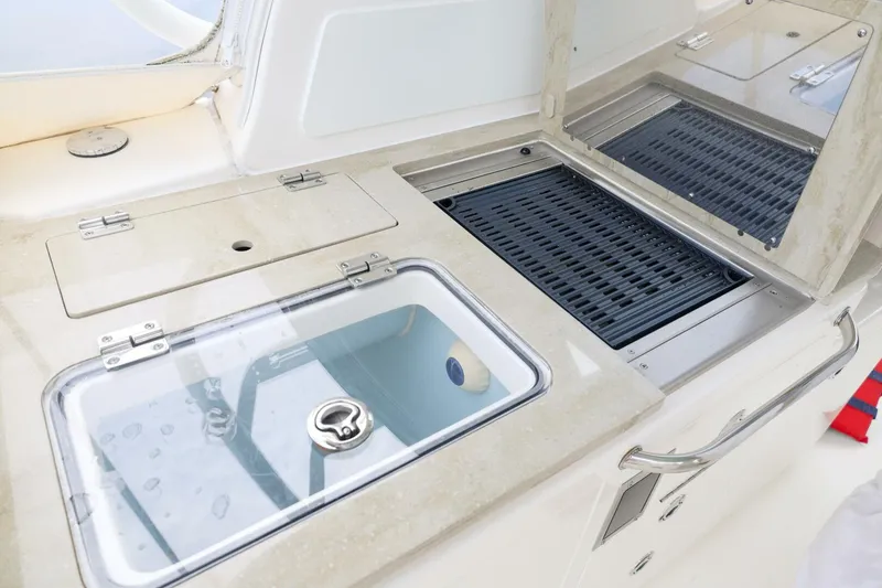 Slide: The Image of Boston Whaler 380 Realm 2022 - 5439088