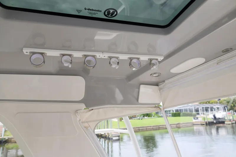 Slide: The Image of Boston Whaler 380 Realm 2022 - 5439089