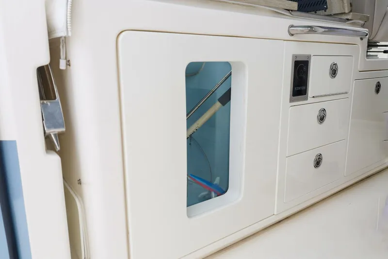 Slide: The Image of Boston Whaler 380 Realm 2022 - 5439090