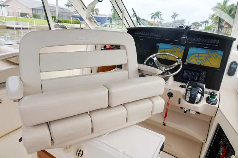 Slide: The Image of Boston Whaler 380 Realm 2022 - 5439092