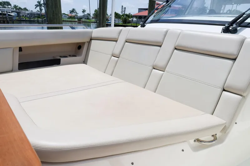 Slide: The Image of Boston Whaler 380 Realm 2022 - 5439093