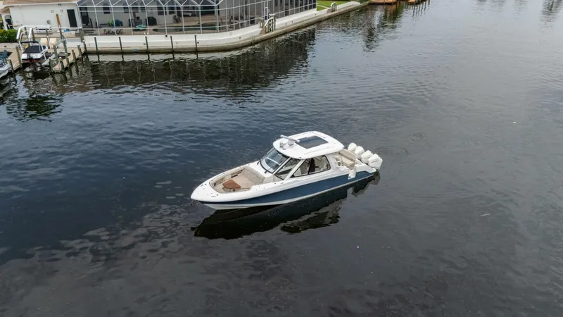 Slide: The Image of Boston Whaler 380 Realm 2022 - 5439059