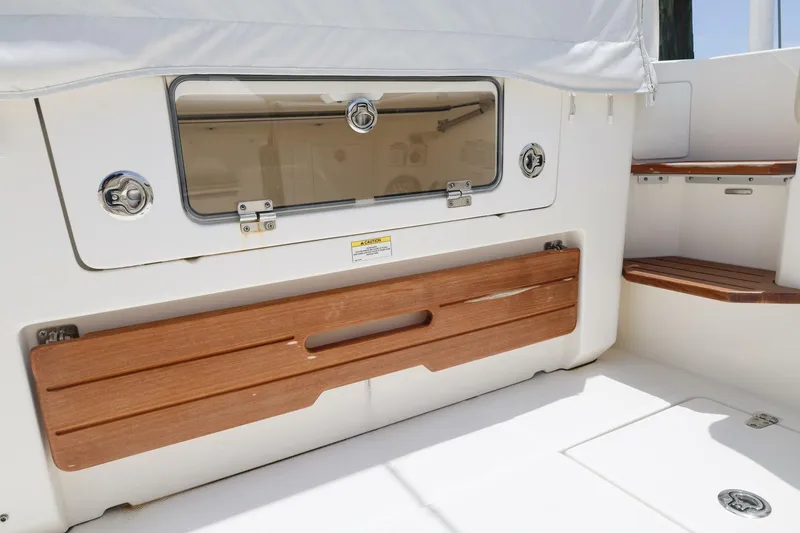 Slide: The Image of Boston Whaler 380 Realm 2022 - 5439096