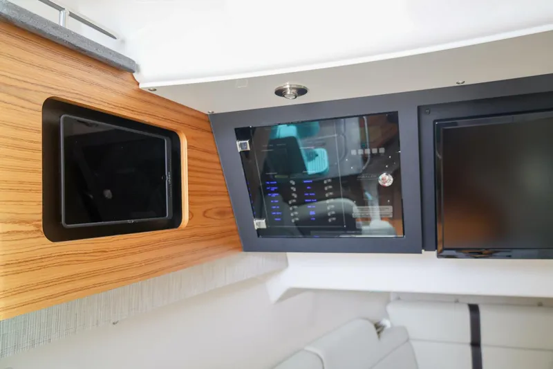 Slide: The Image of Boston Whaler 380 Realm 2022 - 5439098