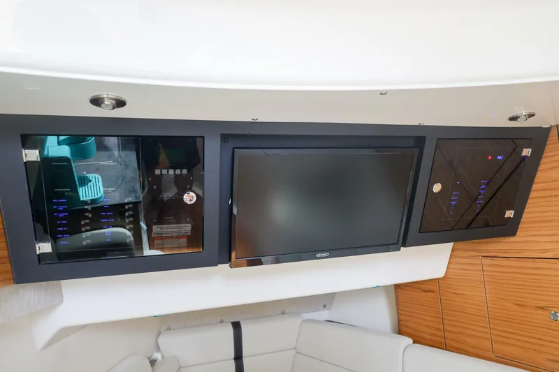 Slide: The Image of Boston Whaler 380 Realm 2022 - 5439100