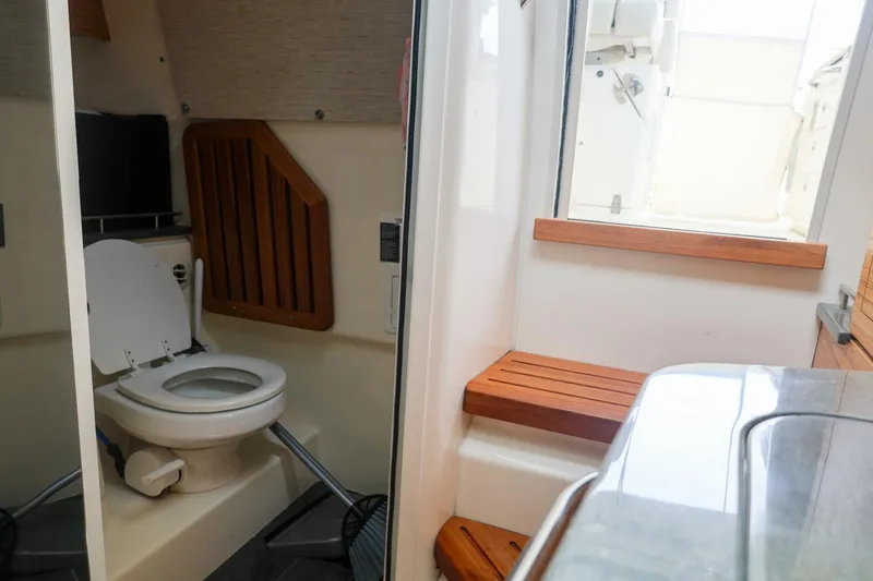 Slide: The Image of Boston Whaler 380 Realm 2022 - 5439101