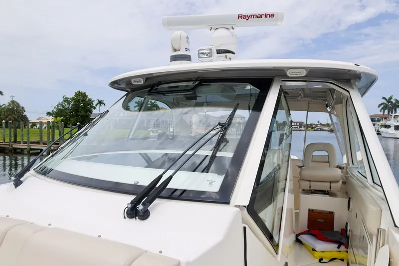 Slide: The Image of Boston Whaler 380 Realm 2022 - 5439105