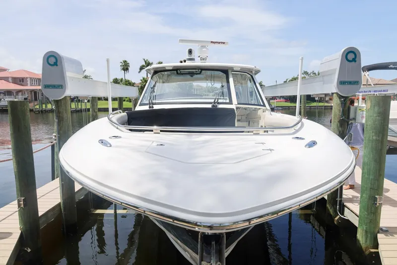 Slide: The Image of Boston Whaler 380 Realm 2022 - 5439069