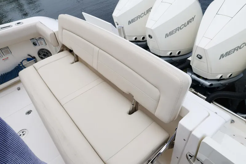 Slide: The Image of Boston Whaler 380 Realm 2022 - 5439071