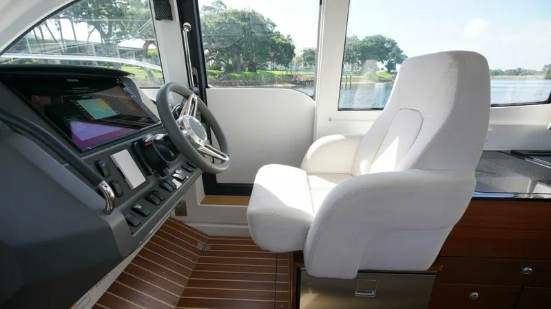 Slide: The Image of Nimbus 305 Coupe 2024 - 5442010