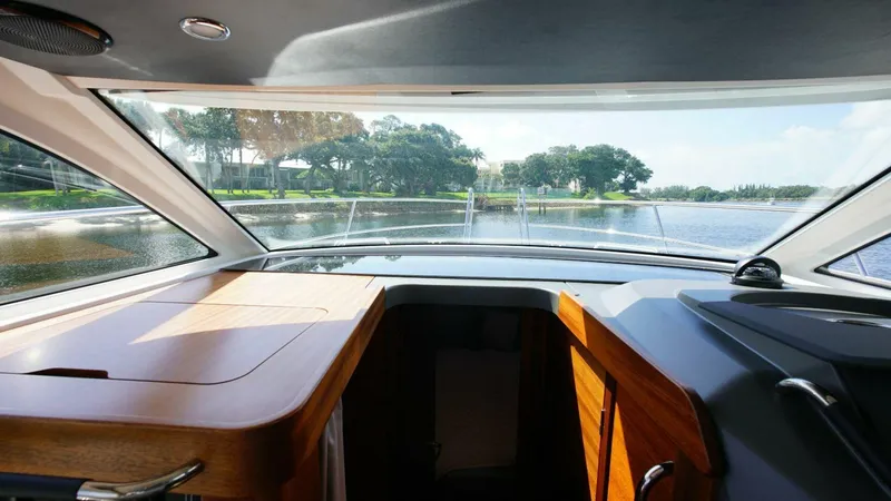 Slide: The Image of Nimbus 305 Coupe 2024 - 5442000