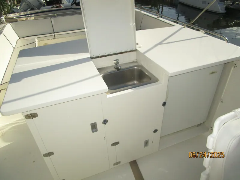 Slide: The Image of 63' Hatteras flybridge wetbar - 5444701