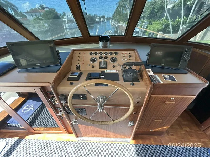Slide: The Image of 63' Hatteras pilothouse helm2 - 5444734